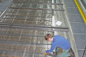 Lattice girders are inserted manually on top of the reinforcing mesh  