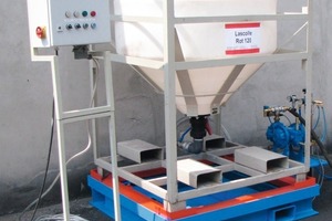  Fig. 5 Mobile batching plant fitted with a platform scale; on the left, the control unit for the system.Abb. 5 Mobile Dosieranlage ausgestattet mit einer Bodenwaage, links die zum System gehörende Steuerung. 