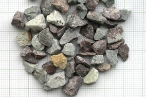  Fig. 8b: Photographs of aggregate mixes used (left: gravel (K) 4-8 mm; center: quartz porphyry chippings (Q) 5-8 mm; right: shell limestone chippings (WI) 4-8 mm). 