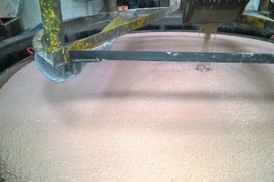  → 2 Production of the thin-walled inner liner of the hybrid concrete tank from a high-performance concrete mix adjusted to the storage medium 