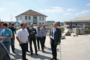  1Production manager Markus Gwinner (right) takes the “open  day” visitors on a tour of the plant of Beton Röser 