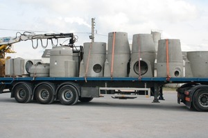  Fig. 11 At the storage area at the Lamotte factory of Bonna Sabla: manhole bases ready to transport.Abb. 11 Auf dem Lagerplatz von Bonna Sabla in Lamotte: Schachtunterteile fertig zum Abtransport.. 