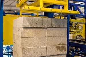  Abb. 1 Der Depalletierautomat ist zum Handling von Blocksteinen ausgelegt, die sowohl längs als auch quer auf der Palette gestapelt sind. 