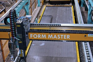  <div class="bildtext_en">Paired with the patented Infinity Line combination system, the Form Master shuttering and deshuttering robot is a major contributor to the intended improvement in efficiency and product quality</div> 