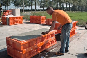  Der Beton wird verdichtet, die Oberfläche geglättet und die Form gereinigt 