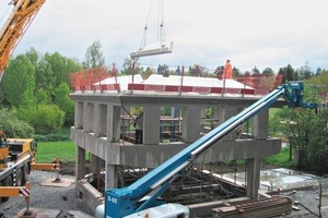  The sandwich roof elements are being lifted into place. The roof structure is self-supporting after assembly 