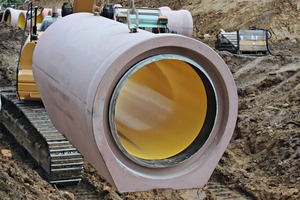  Safe lifting of a DN1000 Perfect Pipe with base and bell-shaped socket using a set of lifting chains attached to the ex­cavator 