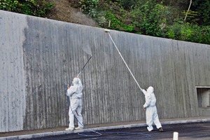  Auftragen von HydroGraff FL-OS-A AGS im Sprühverfahren und Einarbeiten mit der Farbrolle 