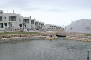  Wohnbebauung (links) und Biodomes-­Gewächshaus (rechts) 