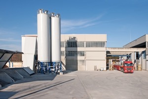  View outside the production hall of the Hönninger precast concrete plant 