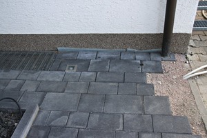  11Damage pattern 4: terrace area with ­anthracite-colored concrete slabs showing discoloration 