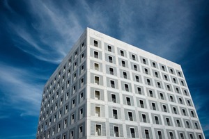  Fig. 2 Owing to his design of Stuttgart‘s new library, the Korean architect Eun Young Yi was the winner of the competition in 1999. Abb. 2  Mit seinem Entwurf der neuen Stuttgarter Bibliothek ging der koreanische Architekt Eun Young Yi 1999 als Sieger aus dem Wettbewerb hervor. 