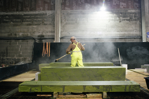  Acid-treatment of a precast element with Hebau‘s Microgel. According to the color of the element sometimes the acid-film will get a crude green tone 
