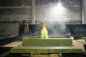  Säurebehandlung eines Betonfertigteils mit dem Microgel von Hebau. In Abhängigkeit von der Betonfarbe nimmt der ätzende Film einen leuchtenden Grünton an   