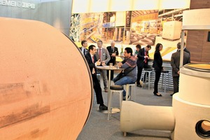  <div class="bildtext_en">As usual, the booth of Schlüssel­bauer Technology provided ample space to showcase finished pipe products …</div> 