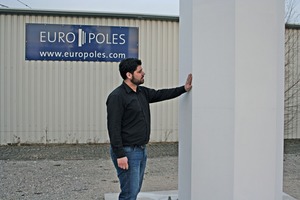  Europoles Project Manager, Dipl.-Ing. (FH) Michael Biederer, presents a sample ­column true to original at the Neumarkt production site 