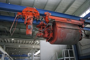  The annually produced quantity of up to 10,000 m³ of concrete is distributed to the points of placement within the production hall by a Dudik bucket conveyor 