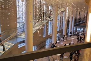  Swarovski-Kristalle glitzern im Foyer des neuen Erweiterungsbaus  