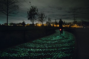  Auch die Oberfläche des Van Gogh-Radwegs wird tagsüber durch das Sonnenlicht aufgeladen und gibt nachts Licht ab 