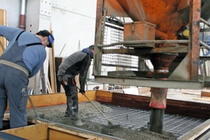  Laufende Produktion: Nach Einlegen der Bewehrung wird der Beton für die Deckenplattenherstellung eingebracht 