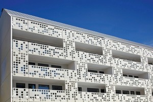  The curtain façade of brilliant white ensures privacy and the perforation, high transparency 