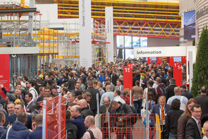  On the most well-attended days of the fair, it was almost impossible to find a way through the Peri exhibition hall 