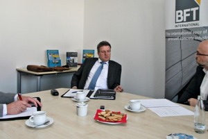  Im BFT-Besprechungsraum im Verlag in Gütersloh traf sich Frank Reschke mit BFT-Redakteur Silvio Schade (links) und BFT-Chefredakteur Christian Jahn (rechts) 