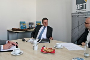  Frank Reschke met BFT editor Silvio Schade (left) and BFT editor-in-chief Christian Jahn (right) in the conference room at the publisher’s premises in Gütersloh 