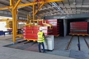  A special lifting beam situated in the outlet area of the curing chamber carries the concrete molds to the detensioning station 