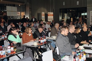  Großes Interesse der Teilnehmer fand die begleitende Ausstellung der Partnerunternehmen – hier im Bild der Stand von Schöck 