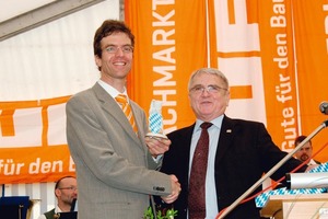  Abb. 1 MdL Klaus-Dieter Breitschwert (r.) überreichte den Bayeri-schen Löwen an den geschäftsführenden Gesellschafter Carl Ruf. 