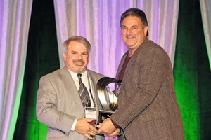  Dominic Girotti (links), der Preisträger des Robert E. Yoakum Awards 2014, überreichte den Preis für 2015 an Chuck Babbert, Vertriebsleiter bei E.C. Babbert Inc. 