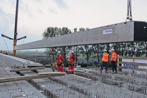  Construction time was shortened thanks to the precast prestressed-­concrete box girders 