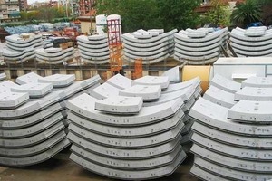  Stacking layer of reinforced-concrete tunnel segments (Metro Bercelona Line 9). 