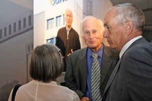  Eberhard Schöck im Gespräch mit seinen Gästen bei der Museumseröffnung 