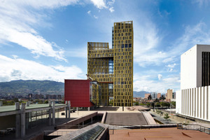  With their novel façades and coloration, the towers of the Plaza de la Libertad building complex evoke associations with trees and the structure of bark 