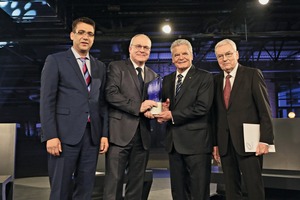  Bundespräsident Joachim Gauck (Zweiter von rechts) mit den Preisträgern (v. l. n. r.) Prof. Dr.-Ing. habil. Dipl.-Wirt. Ing. Chokri Cherif, Prof. Dr.-Ing. Manfred Curbach und Prof. Dr.-Ing. habil. Peter Offermann 