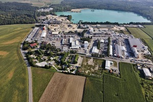  Luftaufnahme des ­Firmenhauptsitzes der Birkenmeier Stein + Design GmbH in Breisach-Nieder­rimsingen 