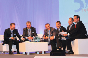  Talkrunde auf dem Sofa (v. l. n. r.): Thomas und Martin Probst, Martin Bäuerle, Holger Merholz, Torsten Schick und Moderator UweWaltersbacher 