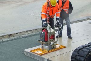  Arbeiter mit dem Quickjet QJ-600-E Vakuum-Hebegerät 