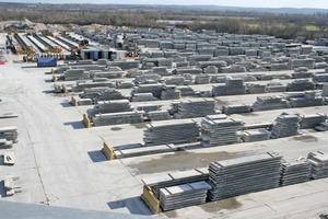  Blick über das Werksgelände Lound, wo die Spannbeton-Hohlkörperdecken lagern 