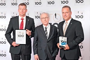  Abb. 1 Prof. Dr. Lothar Späth übergibt die Auszeichnung an Jörg Rasbieler und Holger Stichel, den geschäftsführenden Gesellschaftern der KOBRA Formen GmbH. 