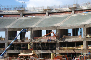  While large parts of the load-bearing structure made of concrete were re-profiled, precast elements were used for the new spectator stands 