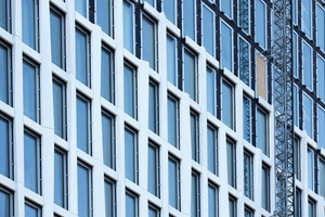  The slender, slightly bent high-rise building is dominated by its facade, which consists of a three-dimensional curtain walling composed of filigree precast concrete panels 