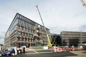  By a truck-mounted crane the facade-elements are placed at the construction site in Brugg / Windisch 