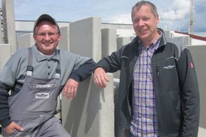  Geschäftsführer Dipl.-Ing. Oliver Schmidt (r.) und Werksleiter Darius Chomiak (l.) sind zufrieden mit der erreichten Produktionssteigerung bei gleichzeitiger Zeiteinsparung 