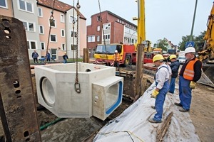  Das 24-t-Schachtbauwerk wird passgenau in den Untergrund des ­Osnabrücker Stadtteils Sonnenhügel eingesetzt  