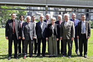  Der amtierende Vorstand der info-b (v. r. n. l.): Christian Bechtoldt, Harry Schwab, Richard Bayer, Wolfram Reinhardt, Marion von der Heyde, Martin Möllmann, Joachim Hoßfeld, Jürgen Möller, Dr. Reinhard Winzer und Marco Röhrig. Links Stefan Heeß, Geschäftsführer der info-b 