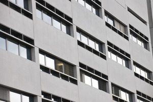  Pigmentierte Betonfertigteile strukturieren in unterschiedlichen Formaten die Fassade des Weinholdbaus der Universität Chemnitz. Produziert und montiert von der Heidelberger Betonelemente GmbH &amp; Co. KG, Chemnitz. (Architekturbüro: Burger Rudacs Architekten, München) 