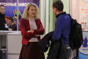  mbk Maschinenbau, hier Yevgeniya Petryashova im Kundengespräch, bleibt Russland auch in der Krise treu  